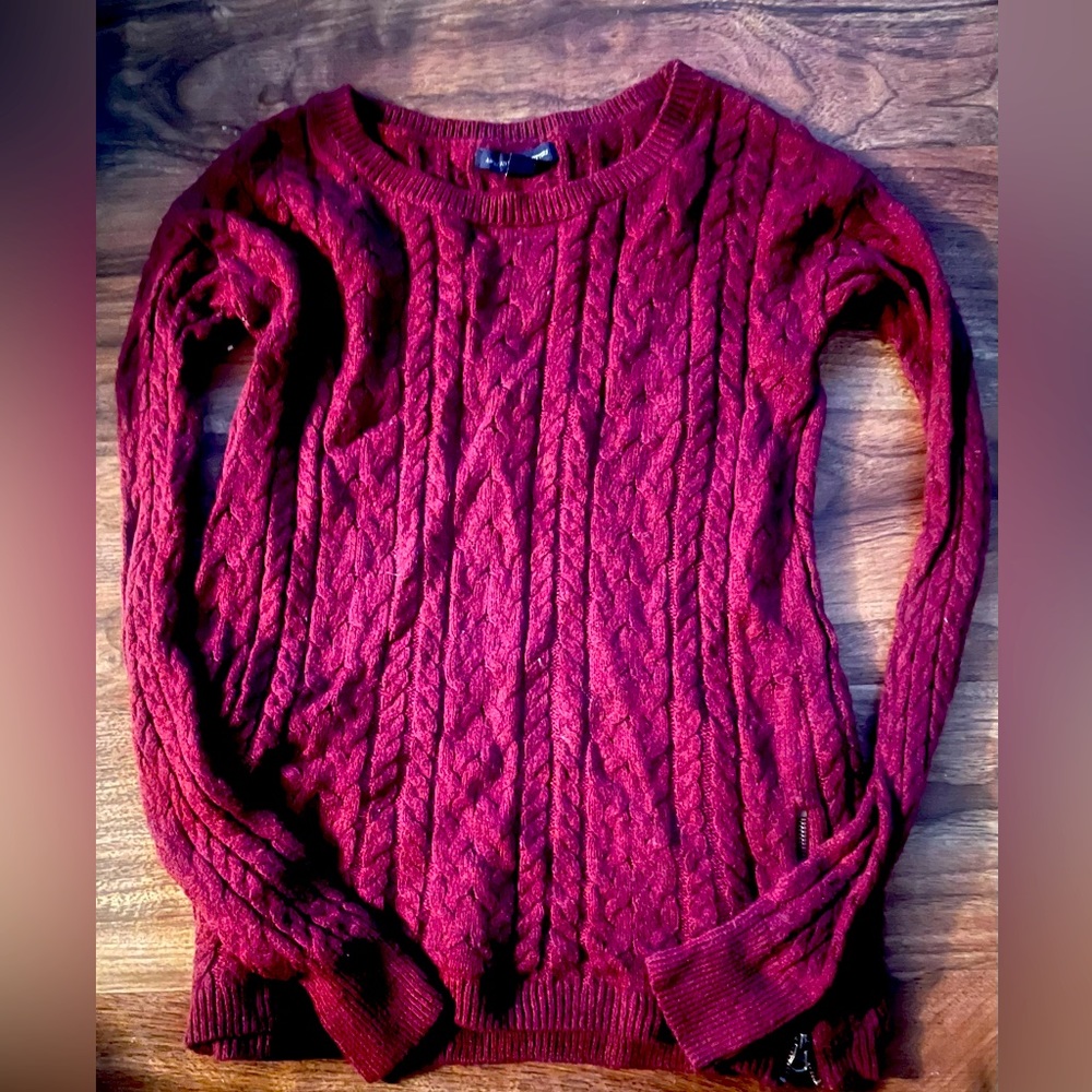 American Eagle Burgundy Sweater with black zipper on the side